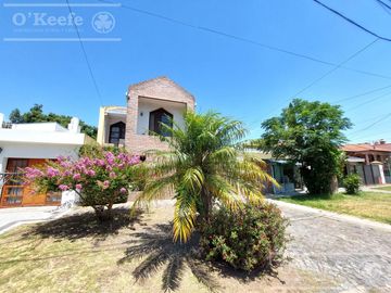 Casa de 5 ambientes, en venta. Terminaciones de gran calidad y jardín.