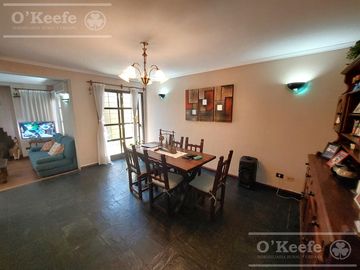 Casa de 5 ambientes, en venta. Terminaciones de gran calidad y jardín.