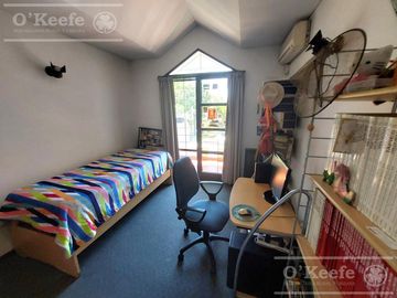 Casa de 5 ambientes, en venta. Terminaciones de gran calidad y jardín.