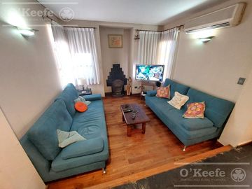 Casa de 5 ambientes, en venta. Terminaciones de gran calidad y jardín.