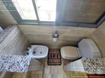 Casa de 5 ambientes, en venta. Terminaciones de gran calidad y jardín.
