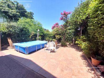 Casa de 5 ambientes, en venta. Terminaciones de gran calidad y jardín.