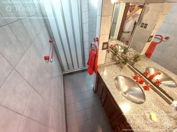 Casa de 5 ambientes, en venta. Terminaciones de gran calidad y jardín.