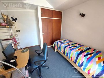 Casa de 5 ambientes, en venta. Terminaciones de gran calidad y jardín.