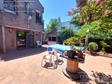 Casa de 5 ambientes, en venta. Terminaciones de gran calidad y jardín.