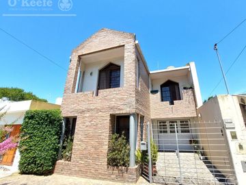 Casa de 5 ambientes, en venta. Terminaciones de gran calidad y jardín.