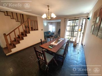 Casa de 5 ambientes, en venta. Terminaciones de gran calidad y jardín.