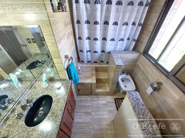 Casa de 5 ambientes, en venta. Terminaciones de gran calidad y jardín.