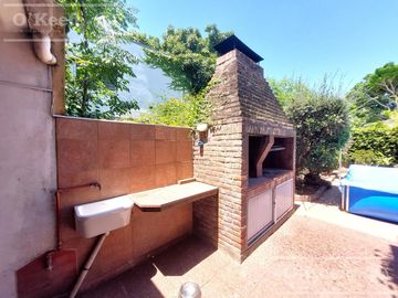 Casa de 5 ambientes, en venta. Terminaciones de gran calidad y jardín.