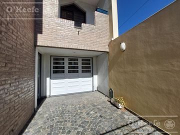 Casa de 5 ambientes, en venta. Terminaciones de gran calidad y jardín.
