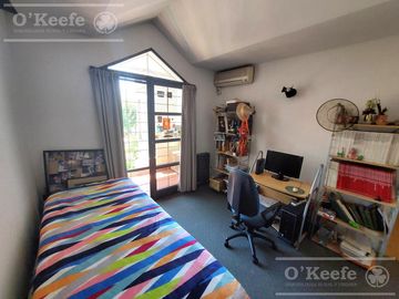 Casa de 5 ambientes, en venta. Terminaciones de gran calidad y jardín.