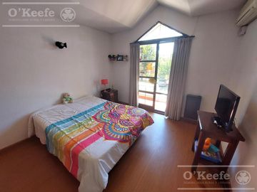 Casa de 5 ambientes, en venta. Terminaciones de gran calidad y jardín.