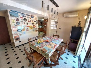 Casa de 5 ambientes, en venta. Terminaciones de gran calidad y jardín.