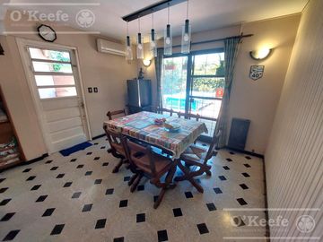 Casa de 5 ambientes, en venta. Terminaciones de gran calidad y jardín.