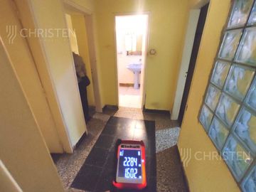 Casa en venta. 2 dormitorios y patio. Barrio Sargento Cabral. Lavaisse 1500