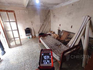 Casa en venta. 2 dormitorios y patio. Barrio Sargento Cabral. Lavaisse 1500