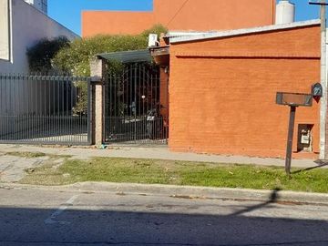 Casa en venta - 2 Dormitorios 1 Baño - Cochera - 401Mts2 - 12 De Octubre, Berazategui