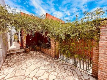 Casa en venta - 2 Dormitorios 1 Baño - Cochera - 401Mts2 - 12 De Octubre, Berazategui