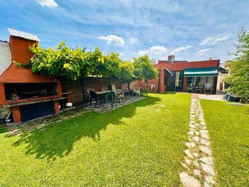 Casa en venta - 2 Dormitorios 1 Baño - Cochera - 401Mts2 - 12 De Octubre, Berazategui