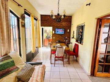 Casa en venta - 2 Dormitorios 1 Baño - Cochera - 401Mts2 - 12 De Octubre, Berazategui