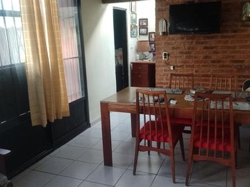 Casa en venta - 2 Dormitorios 1 Baño - Cochera - 401Mts2 - 12 De Octubre, Berazategui