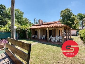 Casa venta en Funes 2 dormitorios piscina jardin parrillero