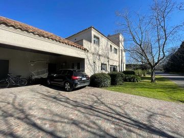 Casa en venta - 4 Dormitorios 4 Baños - Cochera - 1.100Mts2 - San Miguel