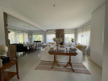 Casa en venta - 4 Dormitorios 4 Baños - Cochera - 1.100Mts2 - San Miguel