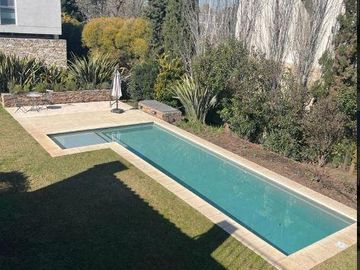 Casa en venta - 4 Dormitorios 4 Baños - Cochera - 1.100Mts2 - San Miguel
