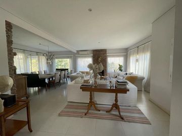 Casa en venta - 4 Dormitorios 4 Baños - Cochera - 1.100Mts2 - San Miguel