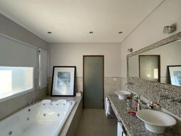 Casa en venta - 4 Dormitorios 4 Baños - Cochera - 1.100Mts2 - San Miguel
