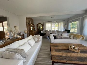 Casa en venta - 4 Dormitorios 4 Baños - Cochera - 1.100Mts2 - San Miguel