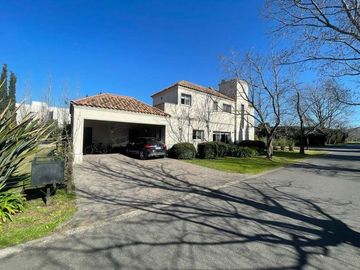 Casa en venta - 4 Dormitorios 4 Baños - Cochera - 1.100Mts2 - San Miguel