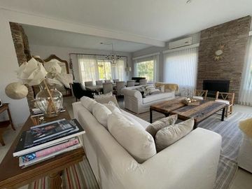 Casa en venta - 4 Dormitorios 4 Baños - Cochera - 1.100Mts2 - San Miguel