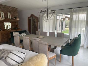 Casa en venta - 4 Dormitorios 4 Baños - Cochera - 1.100Mts2 - San Miguel
