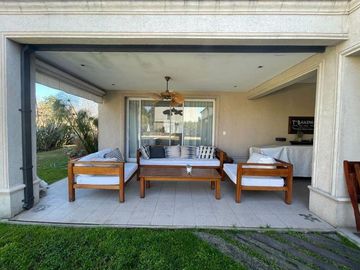Casa en venta - 4 Dormitorios 4 Baños - Cochera - 1.100Mts2 - San Miguel