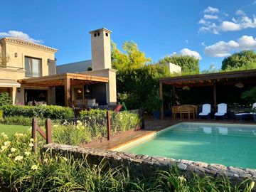 SANTA MARIA DE TIGRE -Exclusiva casa al rio en venta.