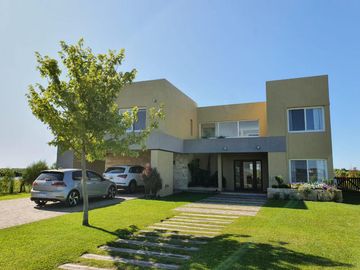 IMPORTANTE CASA EN BARRIO CERRADO LOS MUELLES
