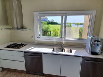 IMPORTANTE CASA EN BARRIO CERRADO LOS MUELLES