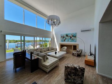 IMPORTANTE CASA EN BARRIO CERRADO LOS MUELLES