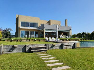 IMPORTANTE CASA EN BARRIO CERRADO LOS MUELLES