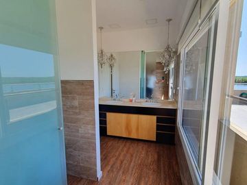 IMPORTANTE CASA EN BARRIO CERRADO LOS MUELLES