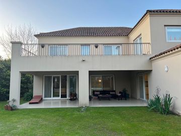 Casa de 6 Ambientes en Ayres de Pilar - Disponible a partir del 15 de diciembre