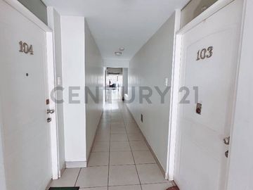“Dúplex en Venta en Miraflores: Ubicación Privilegiada y Vista Externa”