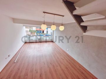 “Dúplex en Venta en Miraflores: Ubicación Privilegiada y Vista Externa”