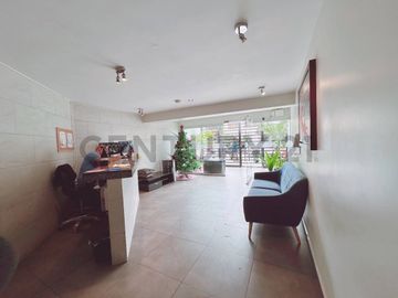 “Dúplex en Venta en Miraflores: Ubicación Privilegiada y Vista Externa”