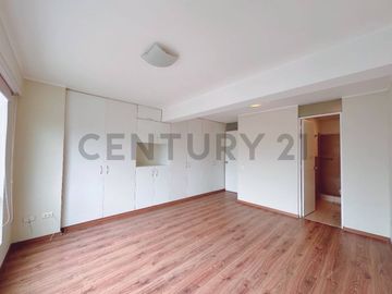 “Dúplex en Venta en Miraflores: Ubicación Privilegiada y Vista Externa”
