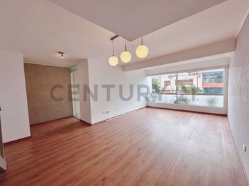 “Dúplex en Venta en Miraflores: Ubicación Privilegiada y Vista Externa”