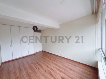 “Dúplex en Venta en Miraflores: Ubicación Privilegiada y Vista Externa”
