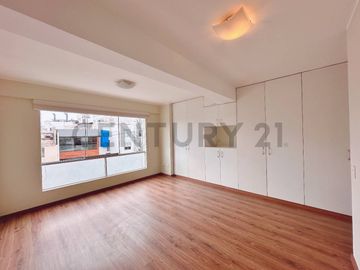 “Dúplex en Venta en Miraflores: Ubicación Privilegiada y Vista Externa”